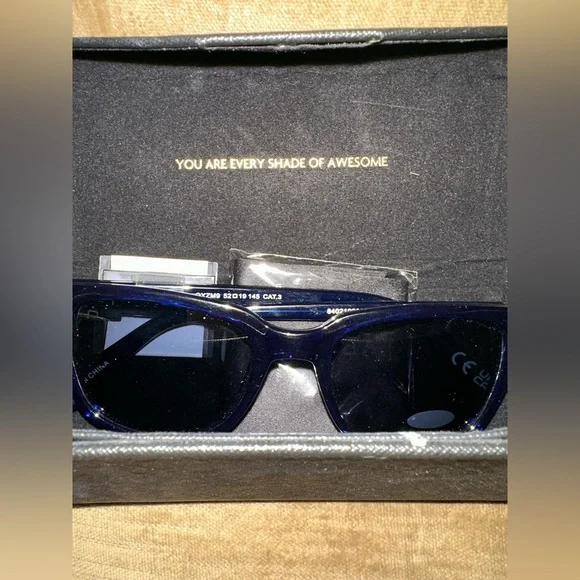 Ladies/unisex sunglasses by Prive Reaux NWT with case and cleaning cloth - Picture 6 of 15